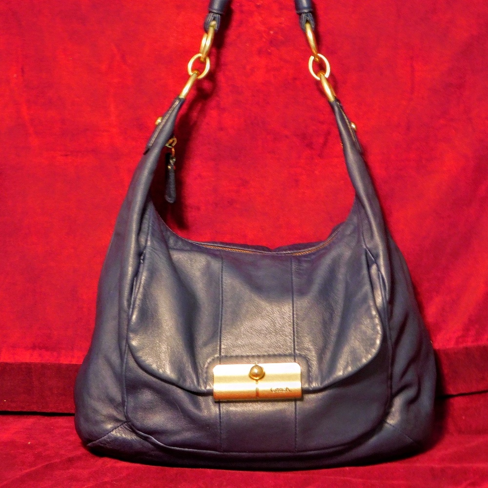 Elegant Coach Navy Leather Shoulder Bag